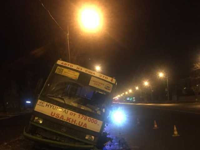 В Харькове перевернулся автобус: водителя госпитализировали