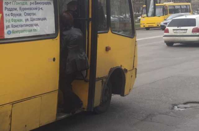 В Киеве водитель начал ремонтировать маршрутку с пассажирами прямо во время движения