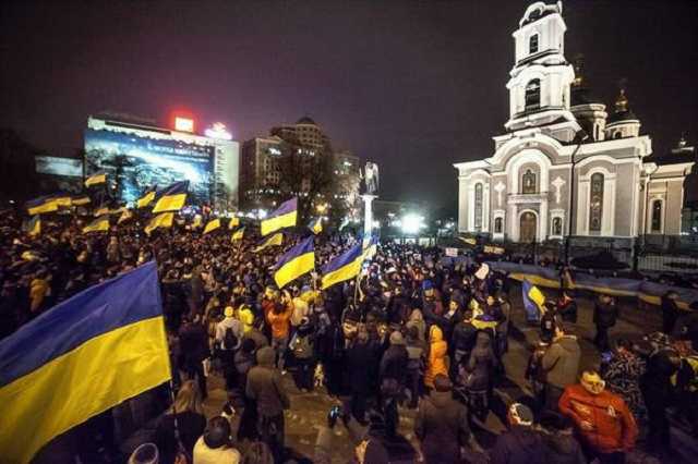 У центр Донецька стягнули військових