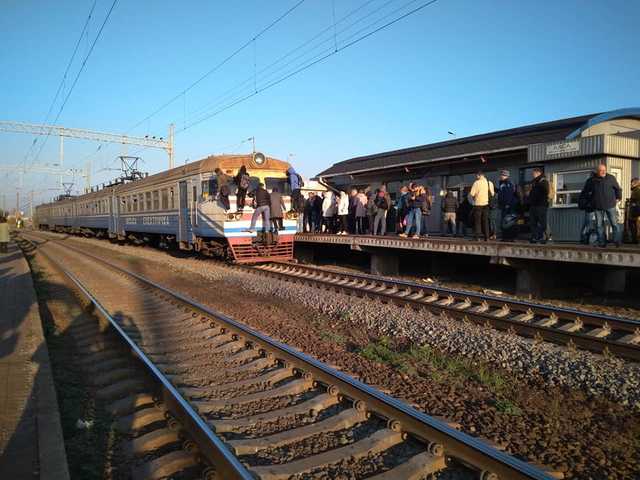 Появилось видео штурма городской электрички на Троещине