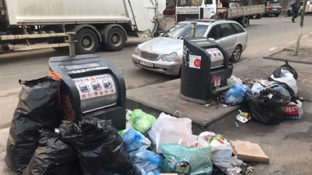 В Киеве "герой парковки" стал причиной мусорного коллапса