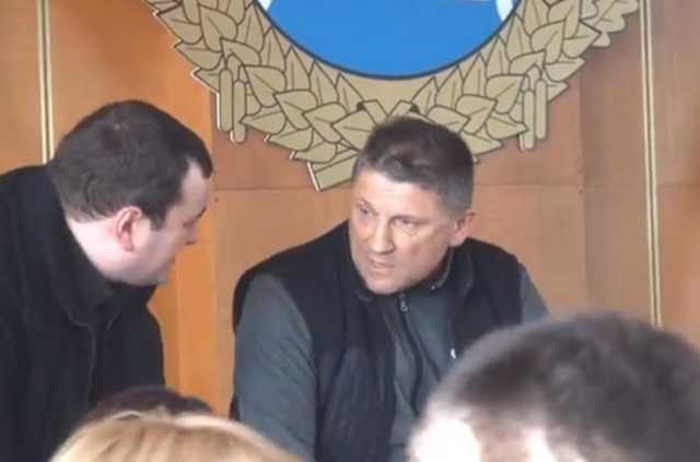 В Броварах забросали яйцами главу райсовета