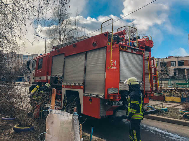 В Киеве бездомные устроили пожар в захламленной квартире со спящим хозяином