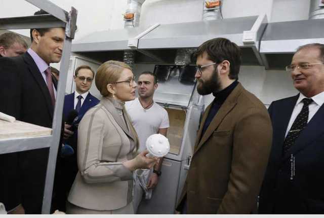 «Така маленька»: у Юлии Тимошенко приключился новый казус с булавой