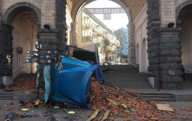 Появилось видео, как рано утром по центральной улице Киева летела фура, груженная кирпичами