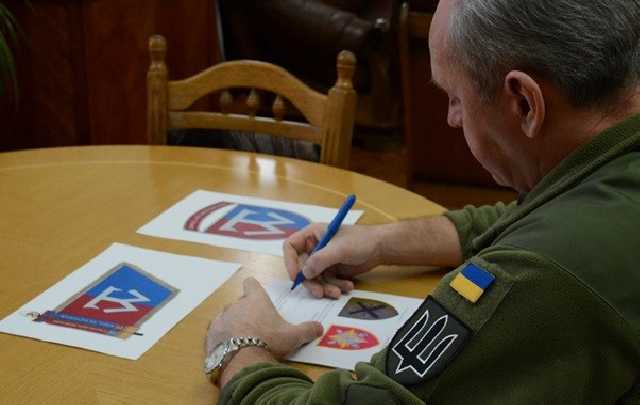 Муженко показав процес розробки символіки ЗСУ