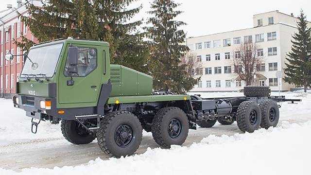 Украинский военный вездеход сломался по дороге из Киева на учения