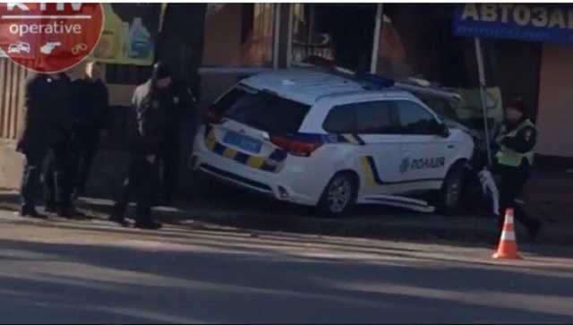 В Киевской области патрульные вылетели на встречку и протаранили автомобиль с ребенком