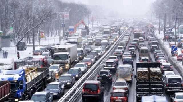 Київ засипало снігом, рух паралізовано