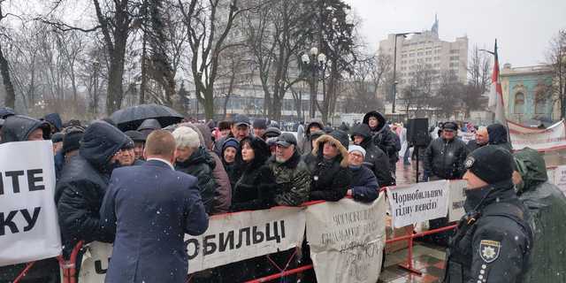 Чернобыльцы под Радой пытаются “выбить” свои пенсии