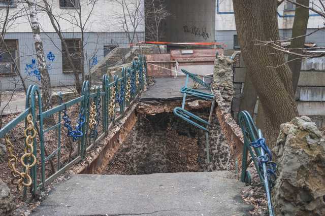 В Киеве рухнул пешеходный мост