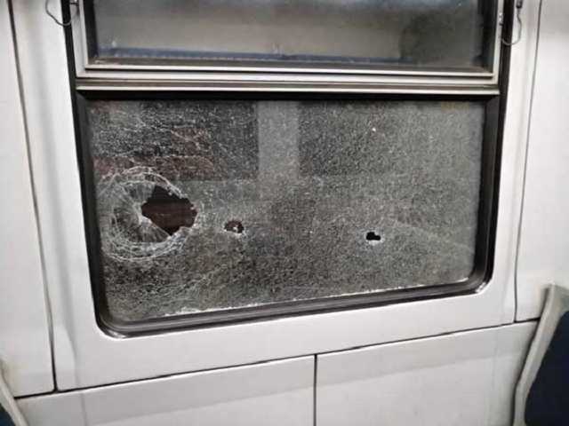 Разбитые стекла и срыв стоп-крана: вандалы уничтожили новый вагон в электричке Днепра