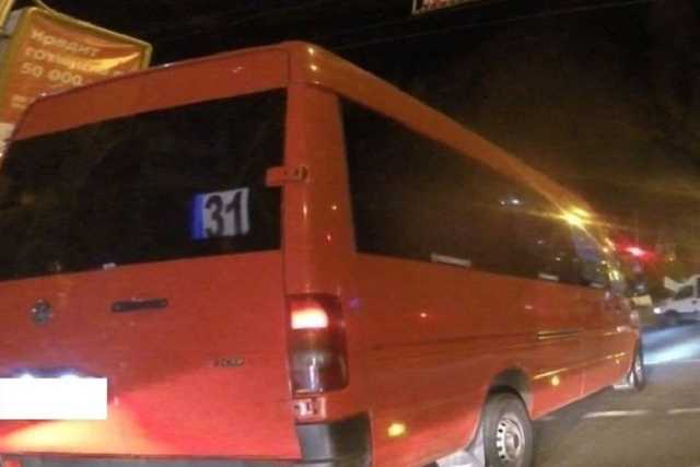 В Николаеве маршрутчик возил пассажиров с развешанными по салону трусами