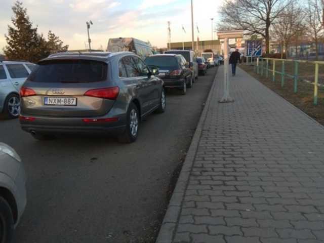 Венгерские таможенники не пропускают автомобили из Украины через границу