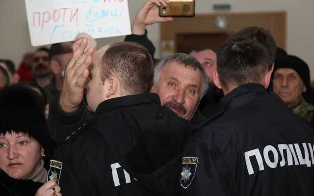 "Ганьба!" В Херсоне произошли массовые потасовки из-за улицы Гандзюк