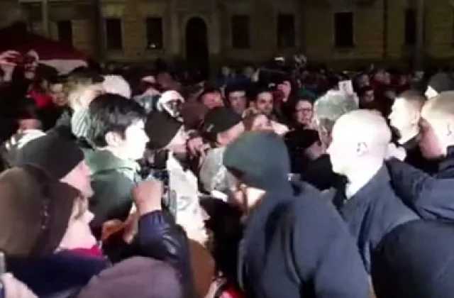 В Кропивницком охранник Порошенко выбил смартфон из рук парня