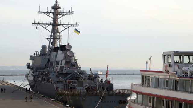 Американский эсминец встретился с российскими фрегатами: появилось видео