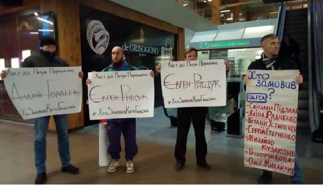 Порошенко встретили в Одессе баннерами "Кто заказал Гандзюк?": реакция гаранта