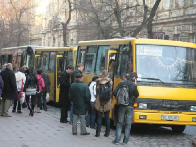 Во Львове маршрутчик с матами набросился на льготников