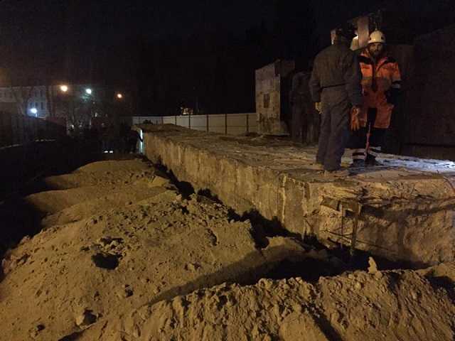 Во Львове ночью снесли 30-метровый символ СССР