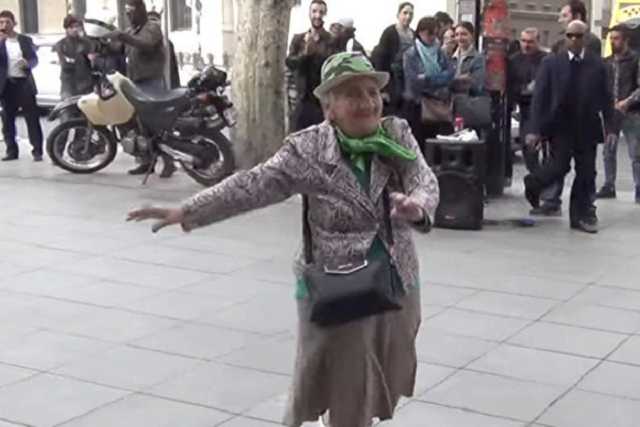 90-летняя бабушка с Тернопольщины зажгла Сеть танцами