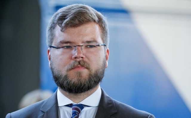 Стала известна зарплата главы «Укрзализныци» Кравцова