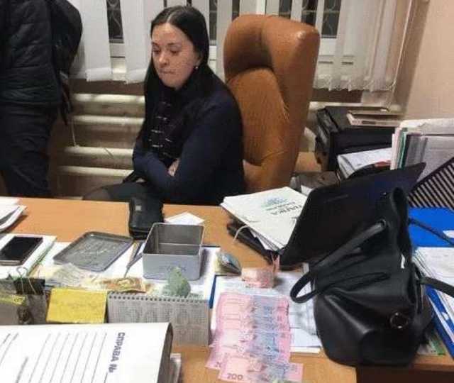 Кума Холодницкого, которую подозревают во взяточничестве, уволилась из прокуратуры "по собственному"