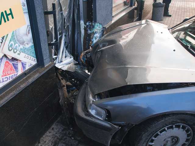 Неадекватный водитель Honda протаранил магазин в Днепре