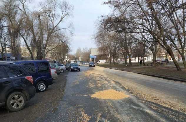 Одну из улиц Николаева засыпало тоннами кукурузы