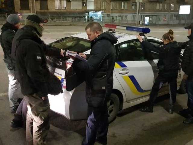 Столичных патрульных задержали при получении взятки от пьяного водителя