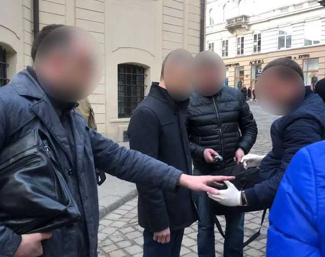 В полиции раскрыли подробности задержания чиновника Львовского горсовета