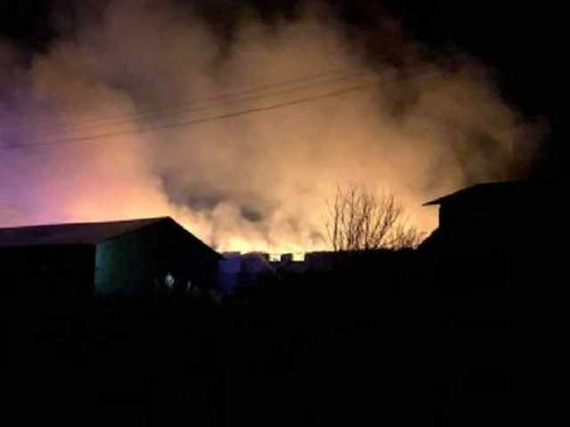 На Львівщині горить завод