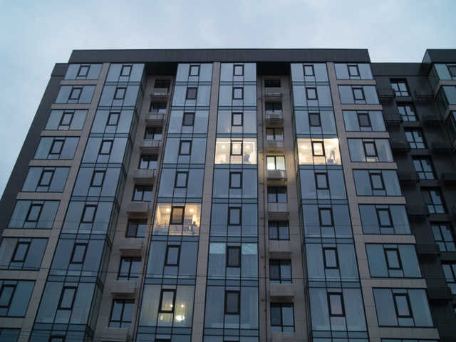 В Днепре из окна чужой квартиры выпала уборщица