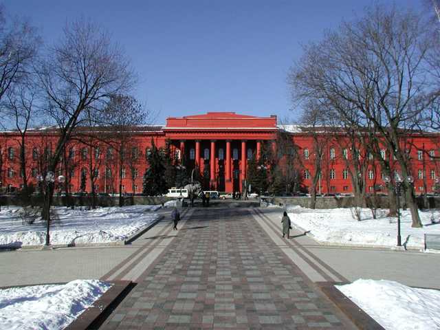 Педагога КНУ, которого студентка обвинила в домогательствах к подругам, уволили