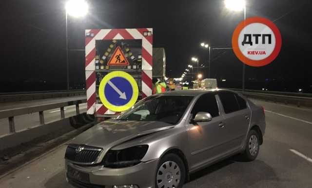 На Северном мосту в Киеве Skoda влетела в грузовик дорожников