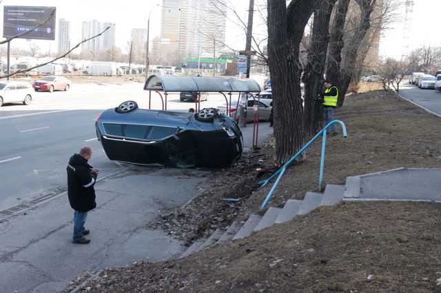 В Киеве Audi вылетела на тротуар, снесла остановку и перевернулась