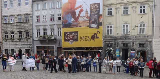 Протестующие стоматологи сорвали сессию горсовета во Львове