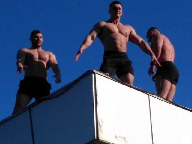 В Киеве возле метро «Дарница» трое бодибилдеров поздравляли женщин с 8 марта