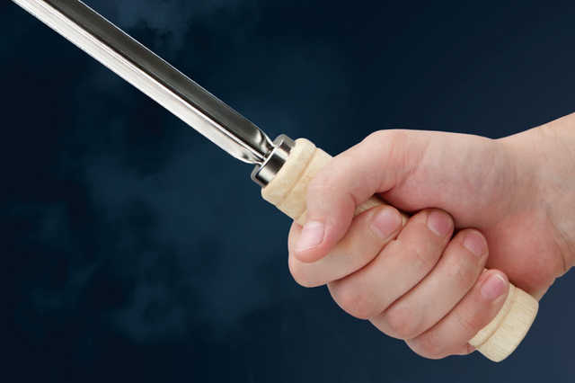 В Днепре насильник с шампуром напал на полицейского