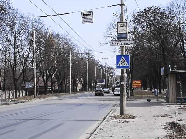 Объезжал яму: В Днепре стрела крана пробила окно маршрутки