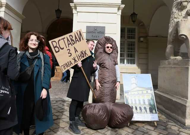 Во Львове мужчина нарядился пенисом и встал за женщин: фотофакт