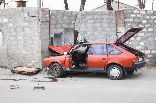 В Днепре автомобиль пробил бетонную стену: двоих детей госпитализировали