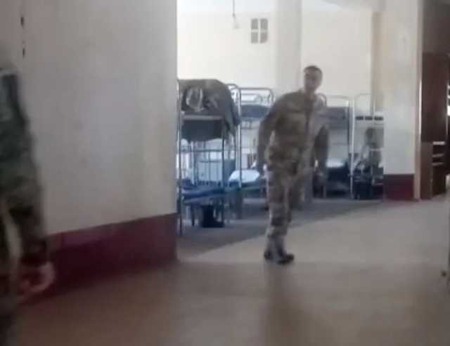 «У*бище, долбо*бы!»: комбат в «Десне» разгромил казарму резервистов