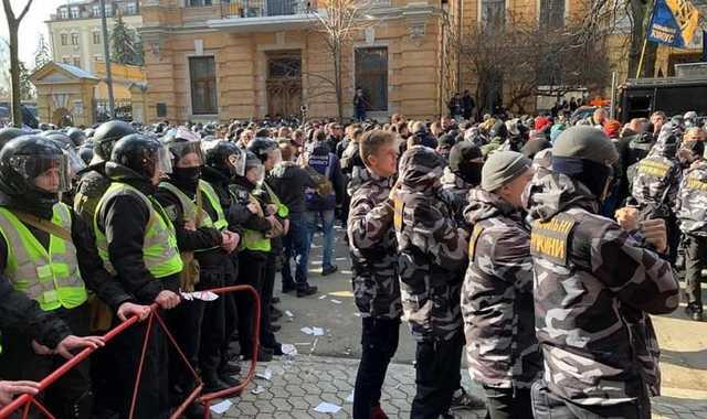 Внаслідок сутичок біля Адміністрації президента постраждали троє правоохоронців