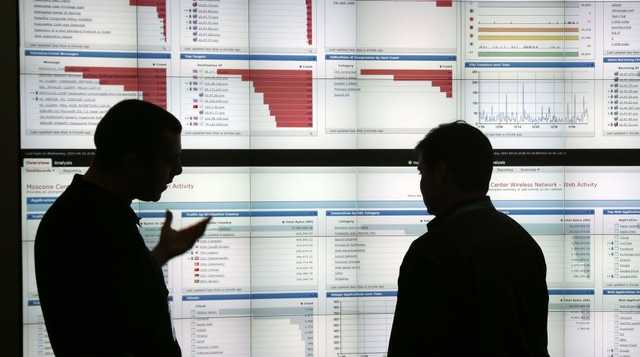 Россия изменила тактику вмешательства в выборы через соцсети - Bloomberg