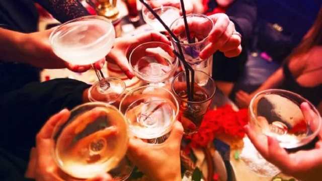 Алкоголь нужно запивать водой, а лучше не пить вообще, - Супрун