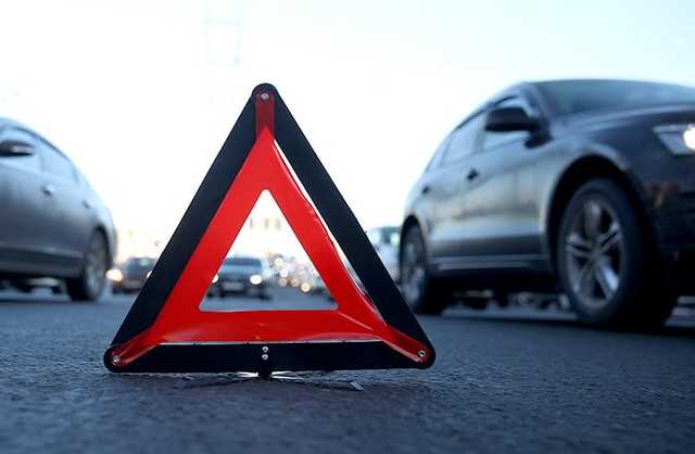 В Ровенской области пьяный 24-летний полицейский сбил на тротуаре двух подростков