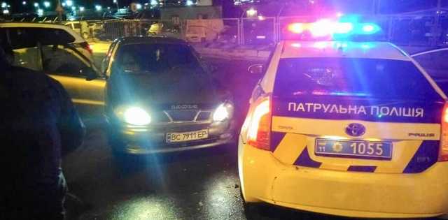 Во Львове пьяный на ворованном авто устроил гонки с полицией