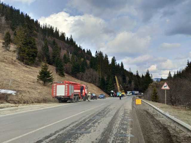 На трассе Киев-Чоп перевернулся автобус: подробности дорожного ЧП