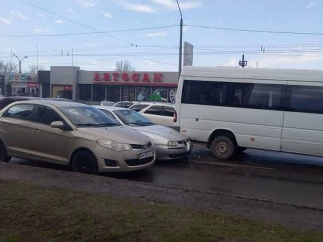 Микроавтобус и две легковушки: в Одессе у рынка произошло тройное ДТП